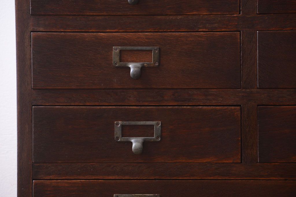 アンティーク家具　ネームプレート取っ手!三方ナラ材のアンティークチェスト(小引き出し)