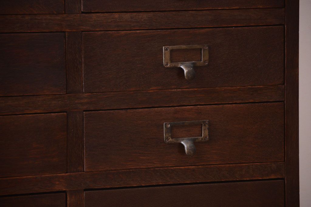アンティーク家具　ネームプレート取っ手!三方ナラ材のアンティークチェスト(小引き出し)