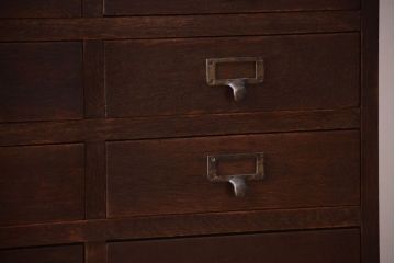 アンティーク家具　ネームプレート取っ手!三方ナラ材のアンティークチェスト(小引き出し)