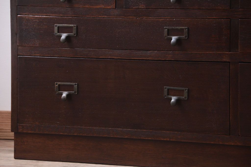 アンティーク家具　ネームプレート取っ手!三方ナラ材のアンティークチェスト(小引き出し)