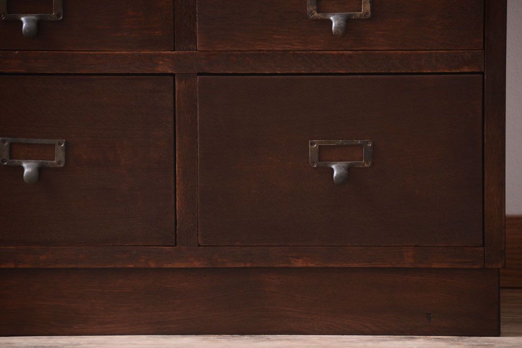 アンティーク家具　ネームプレート取っ手!三方ナラ材のアンティークチェスト(小引き出し)