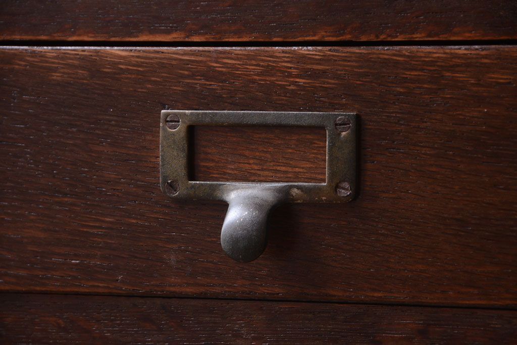 アンティーク家具　ネームプレート取っ手!三方ナラ材のアンティークチェスト(小引き出し)
