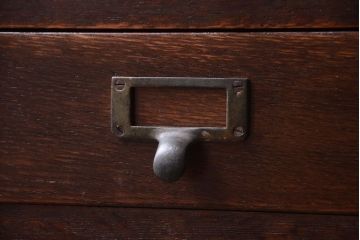 アンティーク家具　ネームプレート取っ手!三方ナラ材のアンティークチェスト(小引き出し)
