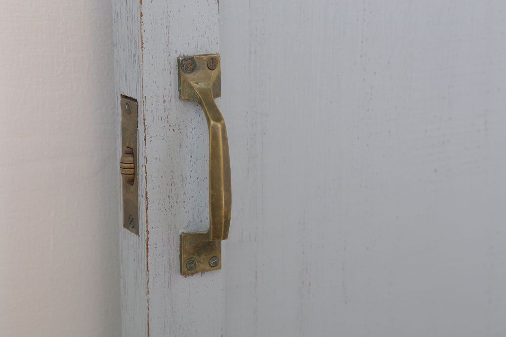 アンティークペイントのレトロなドア