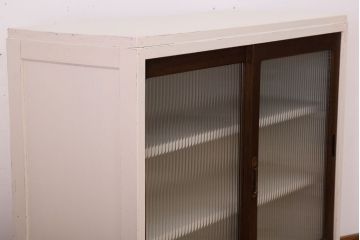 アンティーク家具　アンティークホワイトペイント　モールガラス引き戸のキャビネット(収納棚)