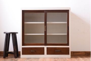 アンティーク家具　アンティークホワイトペイント　モールガラス引き戸のキャビネット(収納棚)