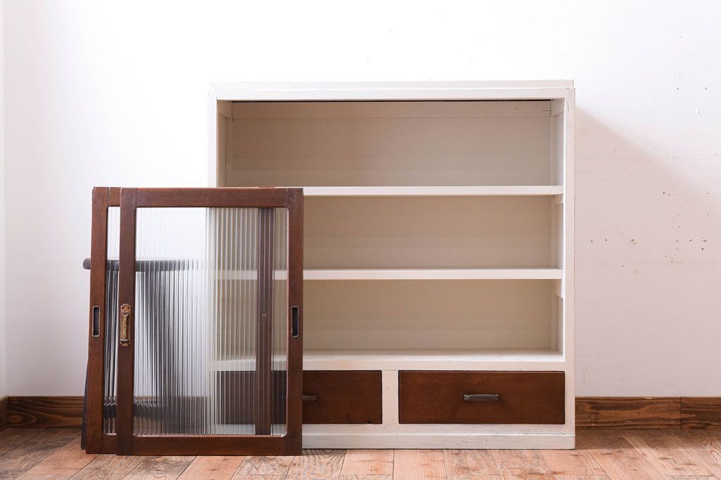 アンティーク家具　アンティークホワイトペイント　モールガラス引き戸のキャビネット(収納棚)