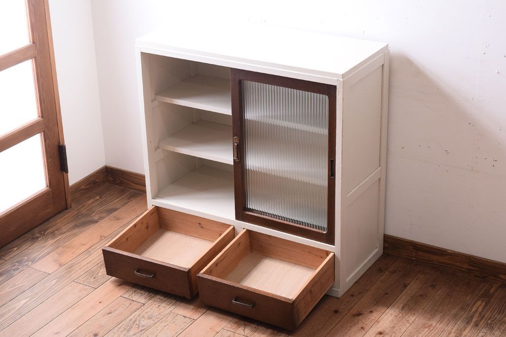 アンティーク家具　アンティークホワイトペイント　モールガラス引き戸のキャビネット(収納棚)