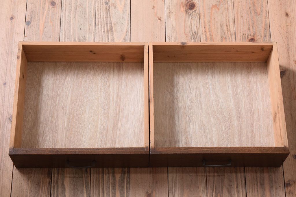 アンティーク家具　アンティークホワイトペイント　モールガラス引き戸のキャビネット(収納棚)