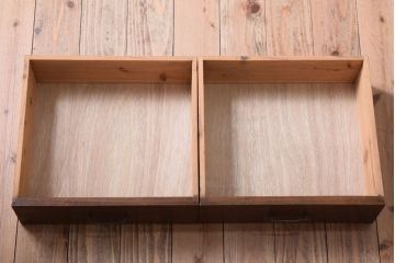 アンティーク家具　アンティークホワイトペイント　モールガラス引き戸のキャビネット(収納棚)