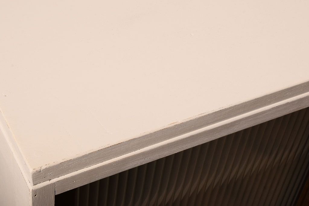 アンティーク家具　アンティークホワイトペイント　モールガラス引き戸のキャビネット(収納棚)