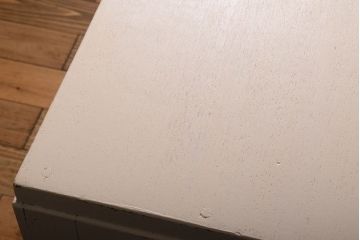 アンティーク家具　アンティークホワイトペイント　モールガラス引き戸のキャビネット(収納棚)