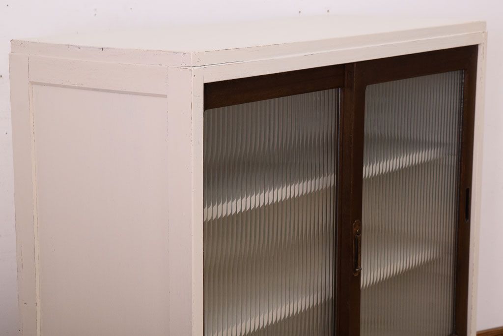 アンティーク家具　アンティークホワイトペイント　モールガラス引き戸のキャビネット(収納棚)