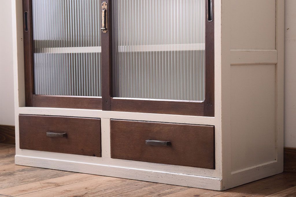 アンティーク家具　アンティークホワイトペイント　モールガラス引き戸のキャビネット(収納棚)