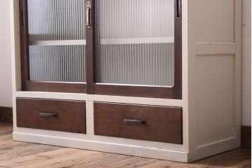アンティーク家具　アンティークホワイトペイント　モールガラス引き戸のキャビネット(収納棚)