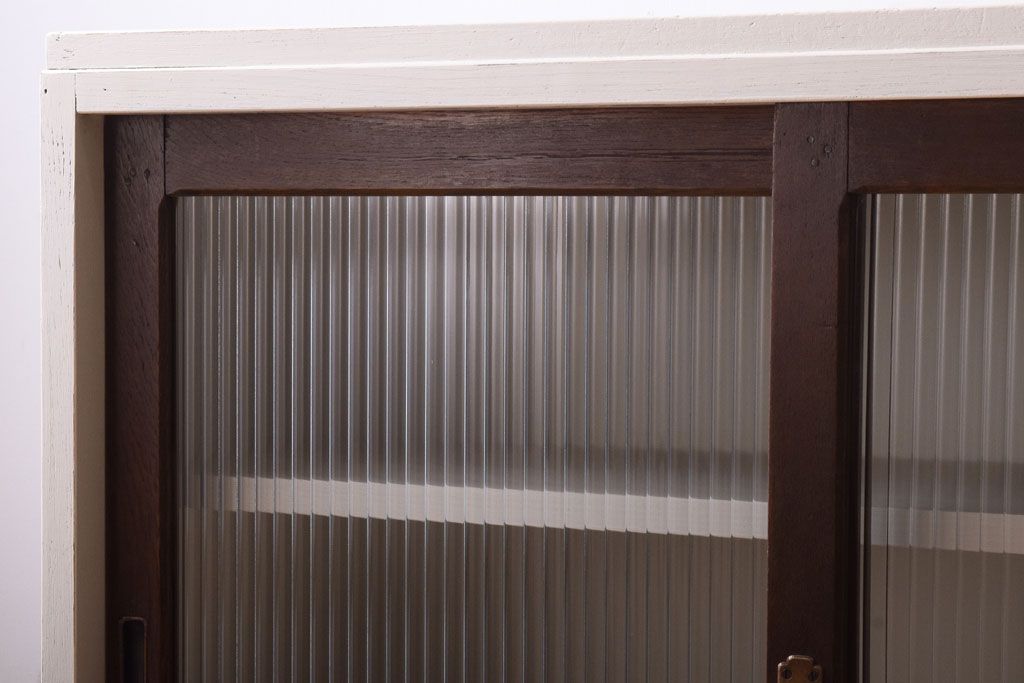 アンティーク家具　アンティークホワイトペイント　モールガラス引き戸のキャビネット(収納棚)