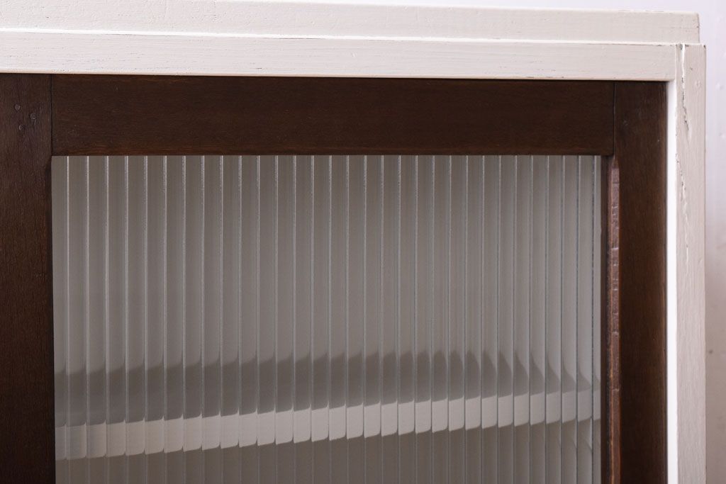 アンティーク家具　アンティークホワイトペイント　モールガラス引き戸のキャビネット(収納棚)