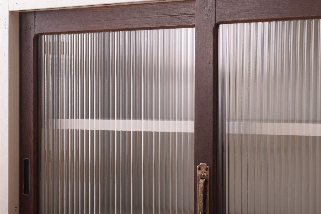 アンティーク家具　アンティークホワイトペイント　モールガラス引き戸のキャビネット(収納棚)