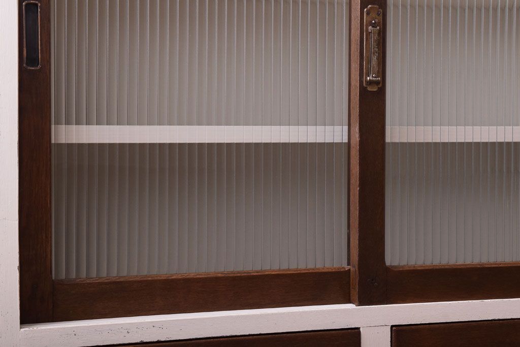 アンティーク家具　アンティークホワイトペイント　モールガラス引き戸のキャビネット(収納棚)