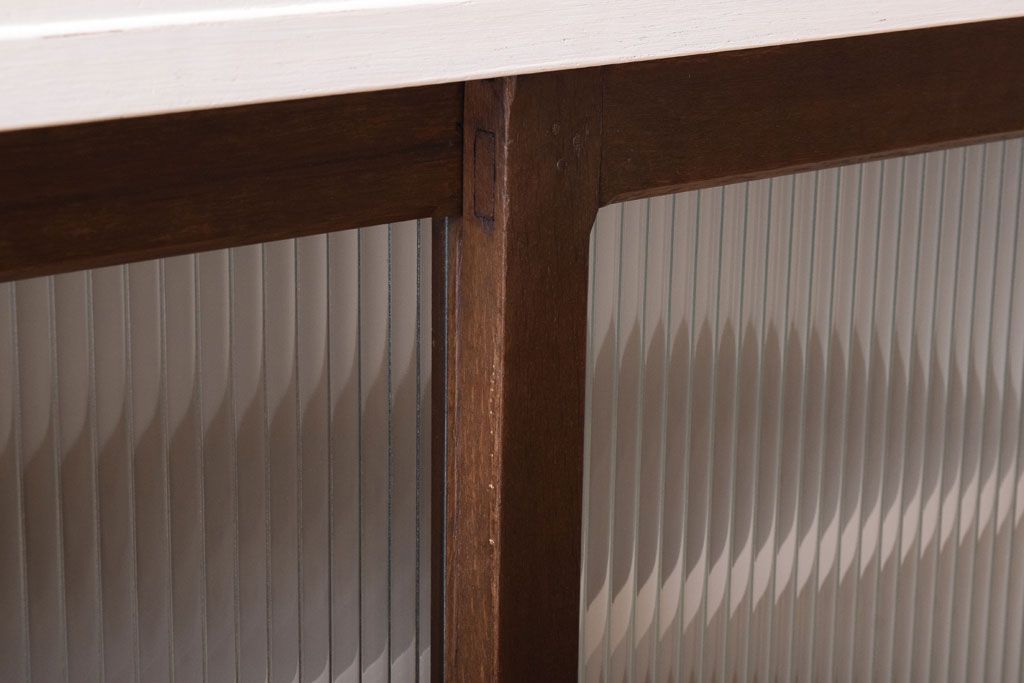 アンティーク家具　アンティークホワイトペイント　モールガラス引き戸のキャビネット(収納棚)