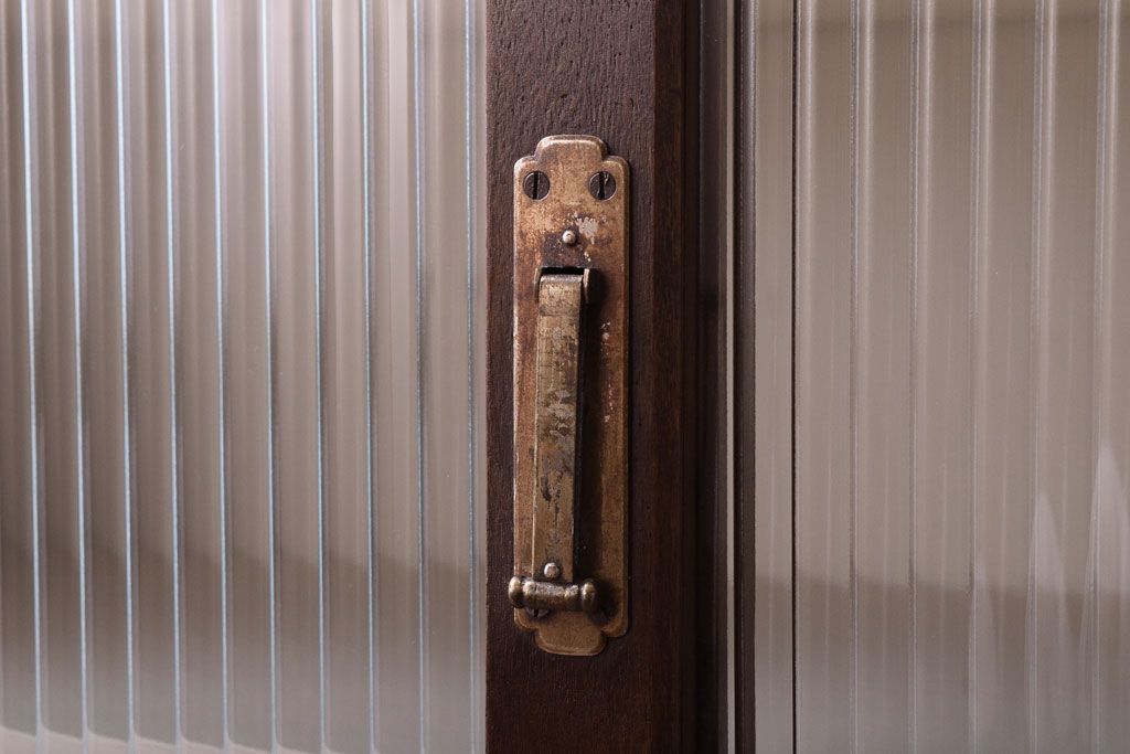 アンティーク家具　アンティークホワイトペイント　モールガラス引き戸のキャビネット(収納棚)