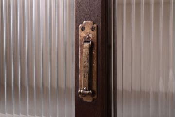 アンティーク家具　アンティークホワイトペイント　モールガラス引き戸のキャビネット(収納棚)