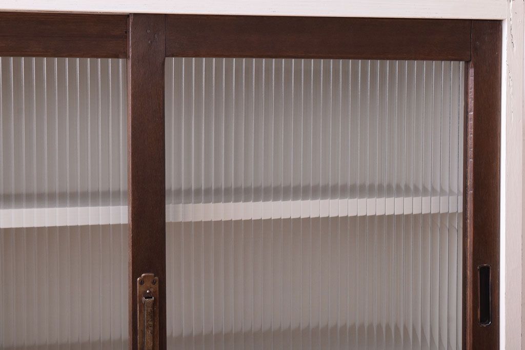 アンティーク家具　アンティークホワイトペイント　モールガラス引き戸のキャビネット(収納棚)