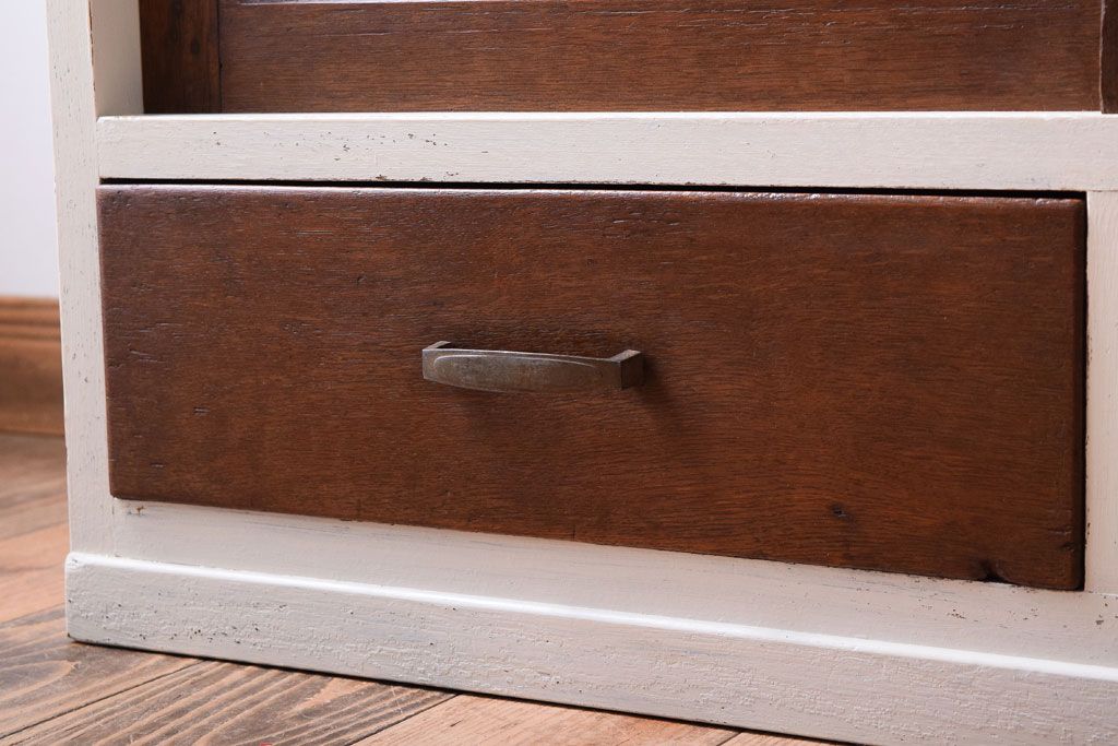 アンティーク家具　アンティークホワイトペイント　モールガラス引き戸のキャビネット(収納棚)