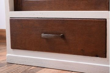 アンティーク家具　アンティークホワイトペイント　モールガラス引き戸のキャビネット(収納棚)