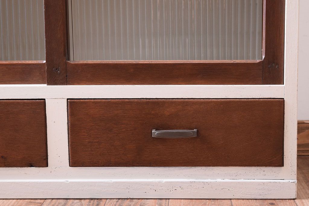 アンティーク家具　アンティークホワイトペイント　モールガラス引き戸のキャビネット(収納棚)