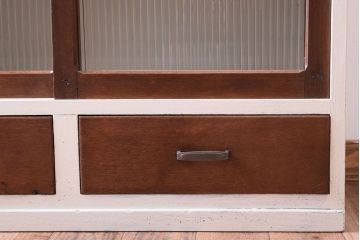 アンティーク家具　アンティークホワイトペイント　モールガラス引き戸のキャビネット(収納棚)