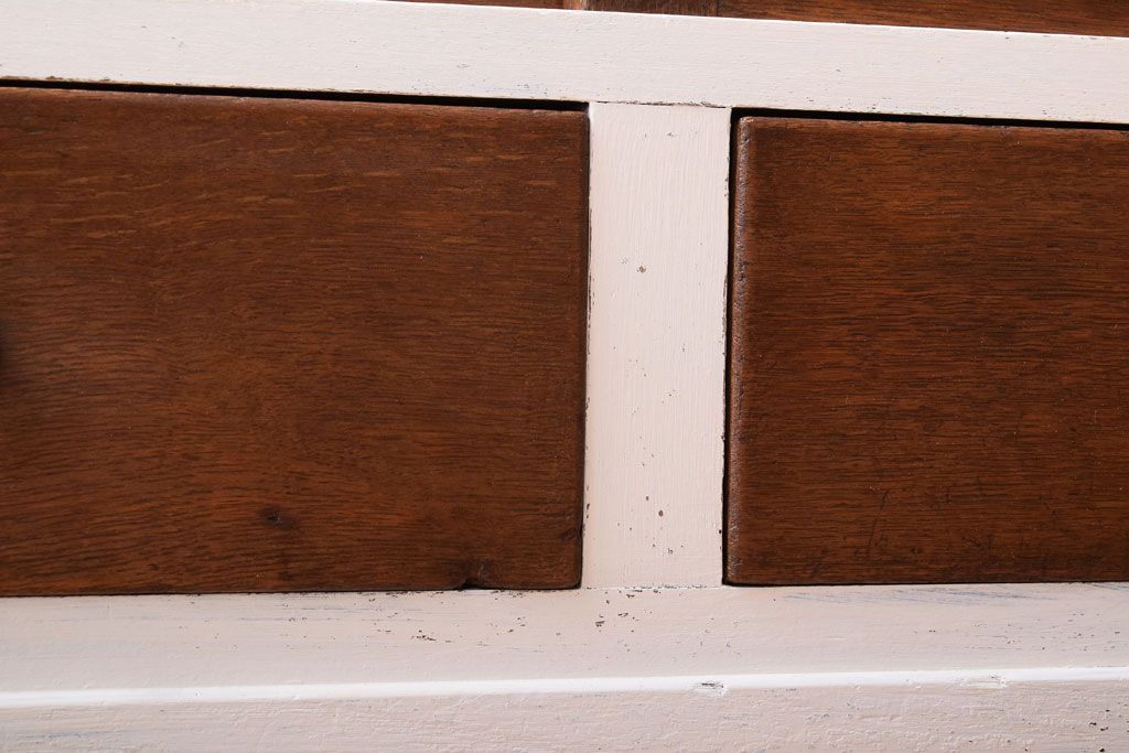 アンティーク家具　アンティークホワイトペイント　モールガラス引き戸のキャビネット(収納棚)