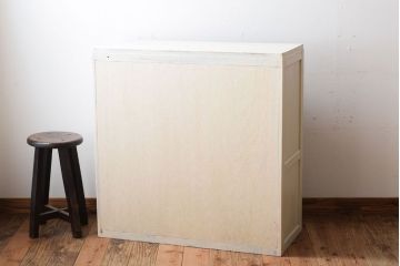 アンティーク家具　アンティークホワイトペイント　モールガラス引き戸のキャビネット(収納棚)