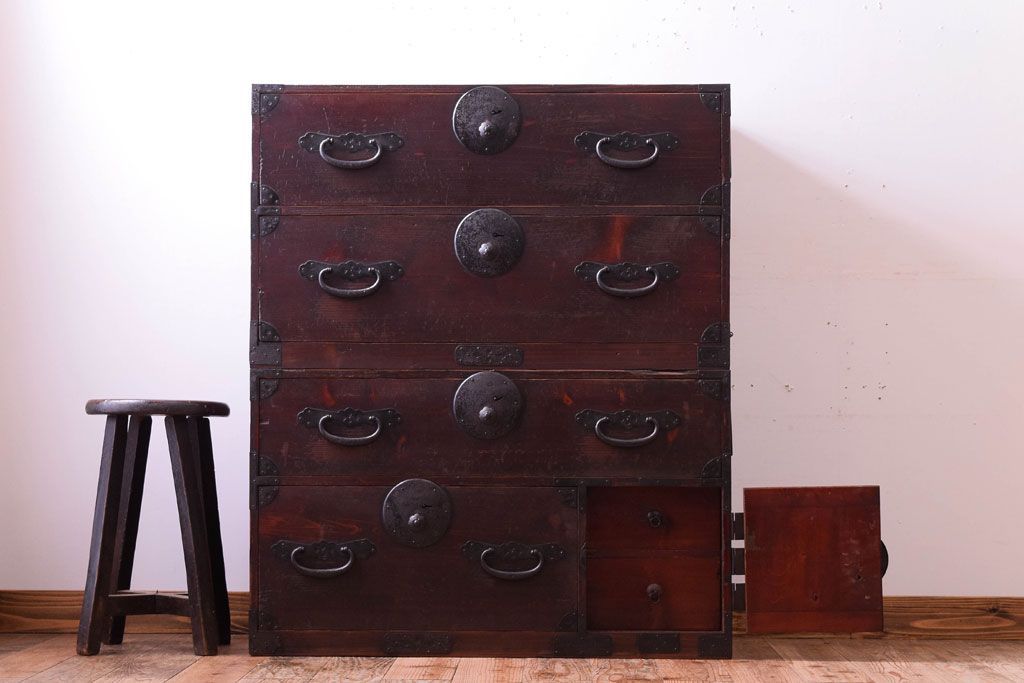 アンティーク家具　古民具・骨董　古い木の重ね衣装箪笥(時代箪笥)