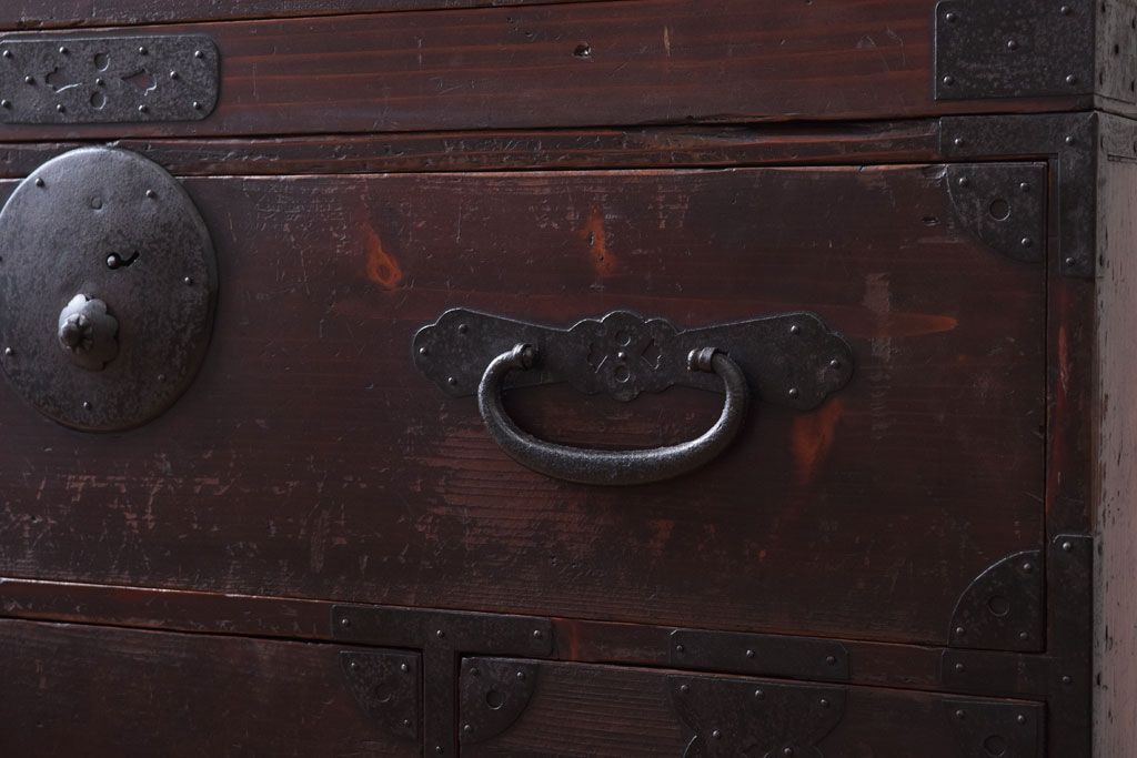 アンティーク家具　古民具・骨董　古い木の重ね衣装箪笥(時代箪笥)