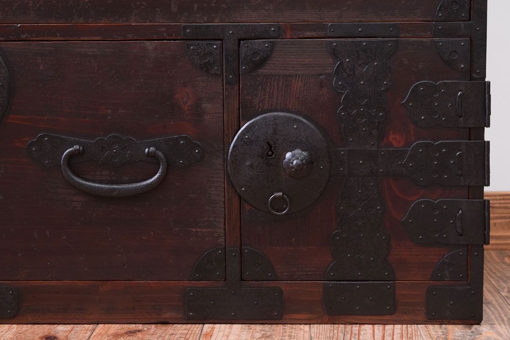 アンティーク家具　古民具・骨董　古い木の重ね衣装箪笥(時代箪笥)