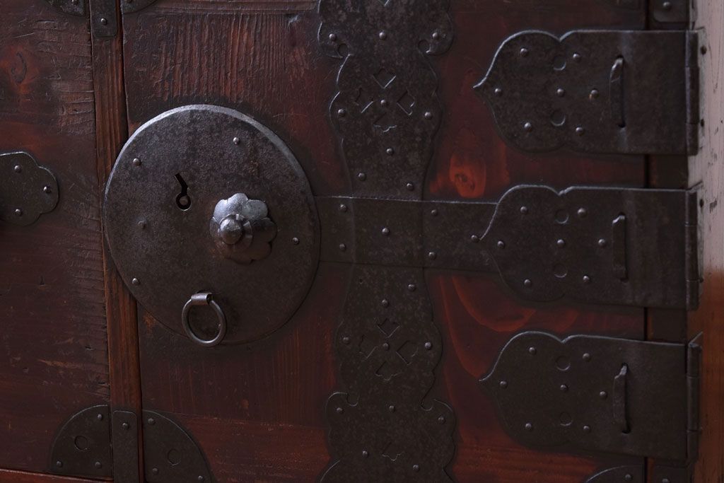 アンティーク家具　古民具・骨董　古い木の重ね衣装箪笥(時代箪笥)