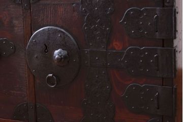 アンティーク家具　古民具・骨董　古い木の重ね衣装箪笥(時代箪笥)