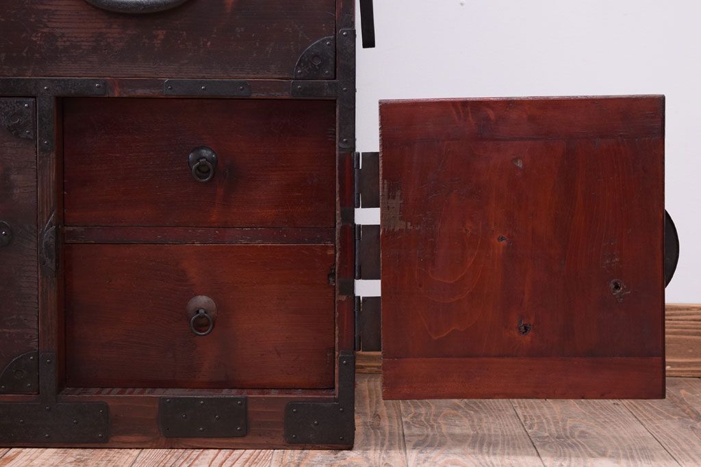 アンティーク家具　古民具・骨董　古い木の重ね衣装箪笥(時代箪笥)