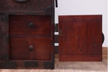 アンティーク家具　古民具・骨董　古い木の重ね衣装箪笥(時代箪笥)