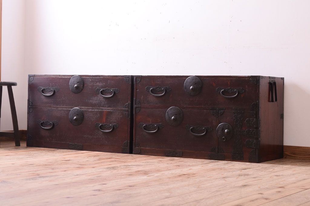 アンティーク家具　古民具・骨董　古い木の重ね衣装箪笥(時代箪笥)