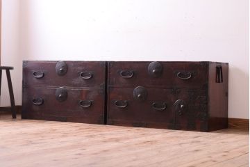 アンティーク家具　古民具・骨董　古い木の重ね衣装箪笥(時代箪笥)