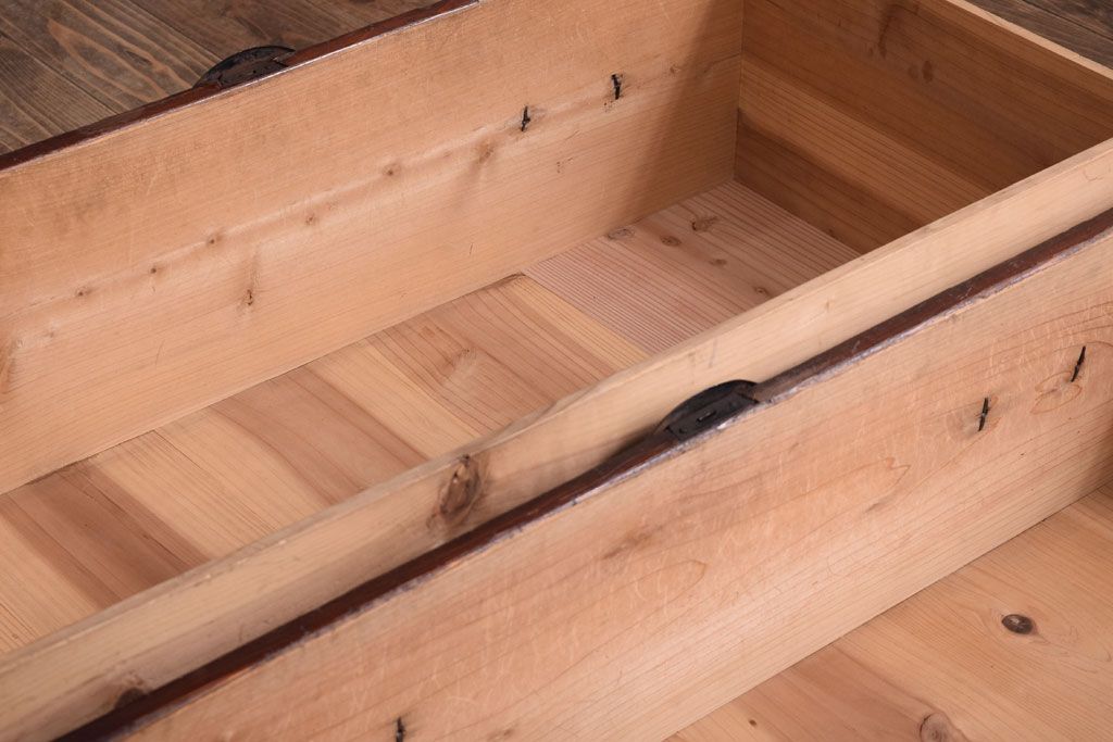 アンティーク家具　古民具・骨董　古い木の重ね衣装箪笥(時代箪笥)