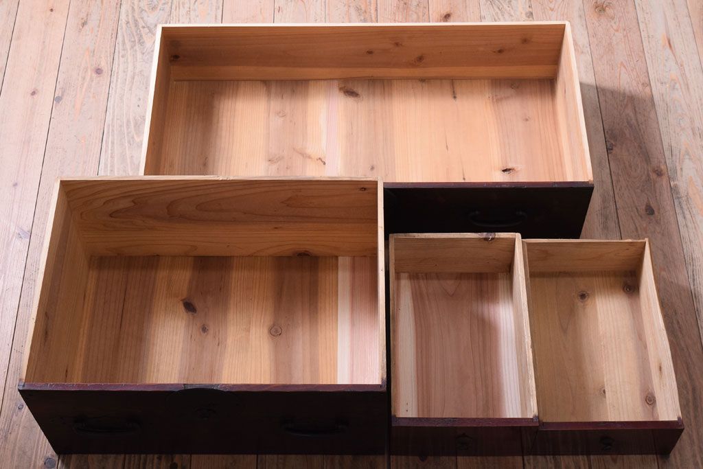 アンティーク家具　古民具・骨董　古い木の重ね衣装箪笥(時代箪笥)