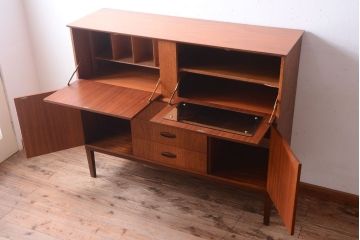 北欧家具　ビンテージ　チーク材のサイドボード