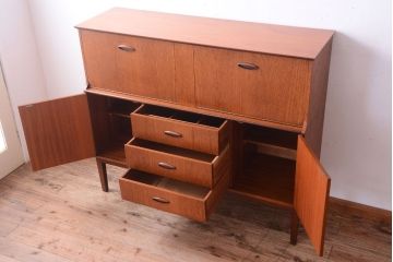 北欧家具　ビンテージ　チーク材のサイドボード