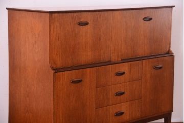 北欧家具　ビンテージ　チーク材のサイドボード
