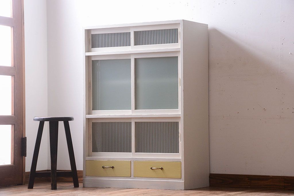 アンティーク家具　アンティークペイント　引き出し付き!モール・すりガラス入りのおしゃれな戸棚(収納棚)