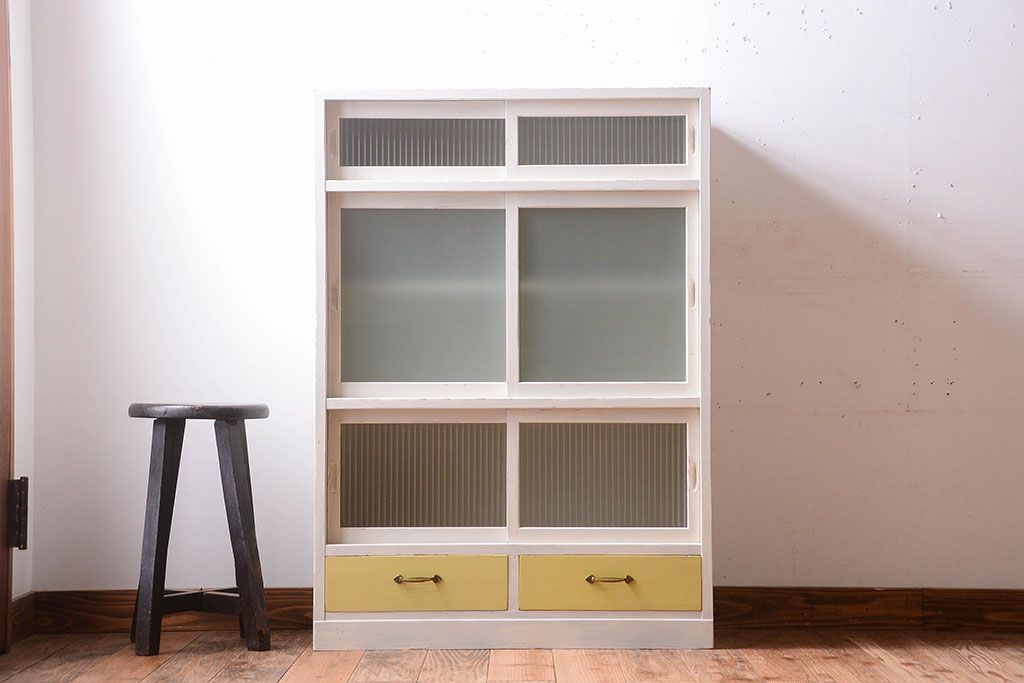 アンティーク家具　アンティークペイント　引き出し付き!モール・すりガラス入りのおしゃれな戸棚(収納棚)