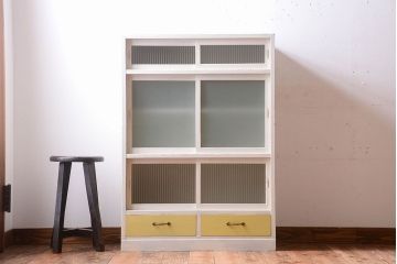 アンティーク家具　アンティークペイント　引き出し付き!モール・すりガラス入りのおしゃれな戸棚(収納棚)